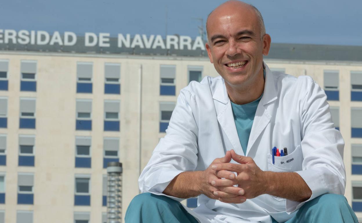 El malagueño Gabriel Reina, en el exterior de la Clínica Universidad de Navarra. 