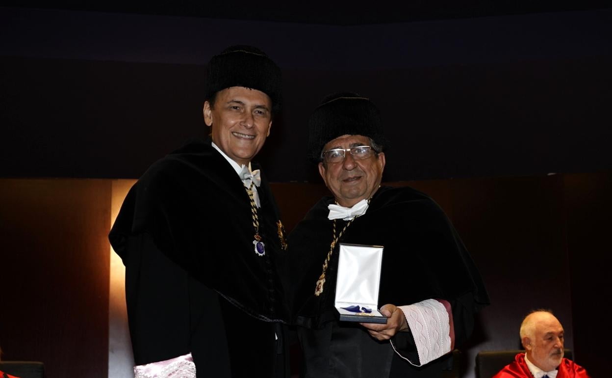 José Carlos Gómez Villamandos, todavía rector de Córdoba, con José Ángel Narváez, en un acto académico el pasado mes de junio. 