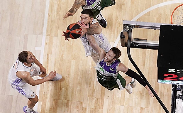 Kalinoski trata de adelantarse a Poirier en la lucha por el rebote. 