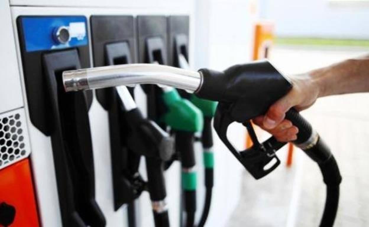 El Gobierno ha ampliado la duración de la ayuda para el repostaje del combustible. 