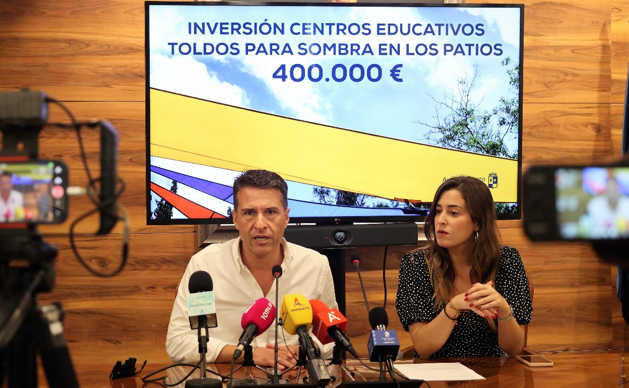 El alcalde torroxeño, Óscar Medina, y la concejala de Educación, Mari Ángeles Ruiz, en rueda de prensa. 