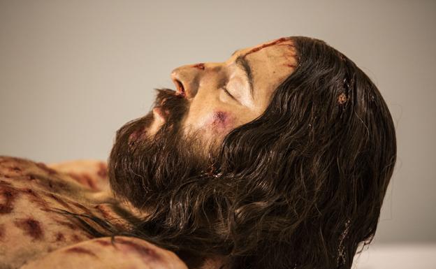 Primer plano del rostro de Jesús, con las magulladuras y golpes que presentaba cuando lo crucificaron.