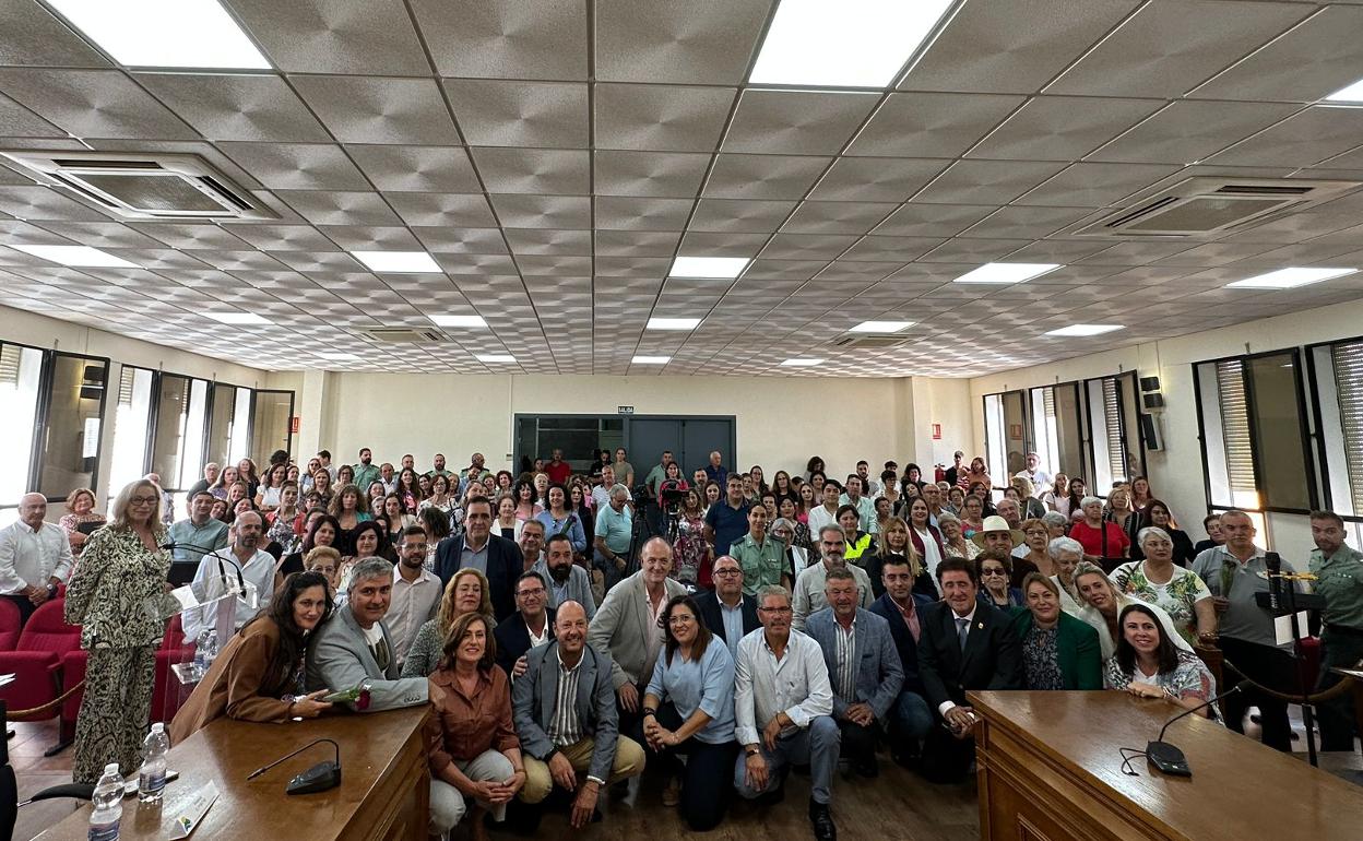 Foto de familia de las autoridades con las premiadas, este jueves en la Mancomunidad Oriental. 