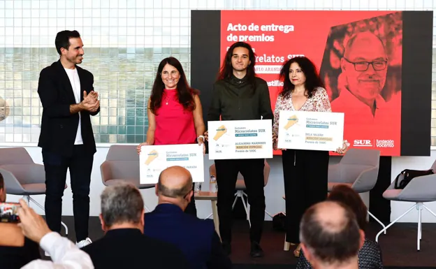 Javier Castillo, junto a los ganadores del Premio Pablo Aranda: Eva González, Alejandro Mardones y Dela Valero. 