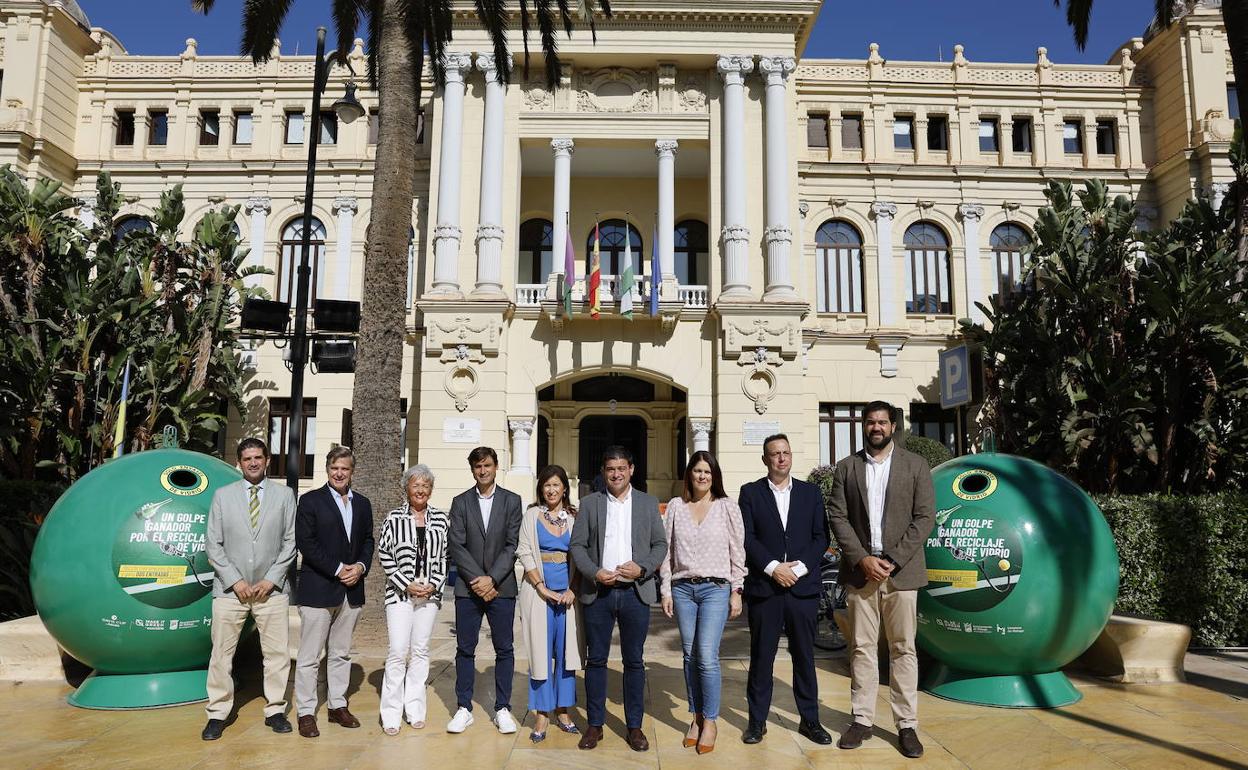 Representantes institucionales y organizadores del evento, en la presentación del plan de sostenibilidad. 