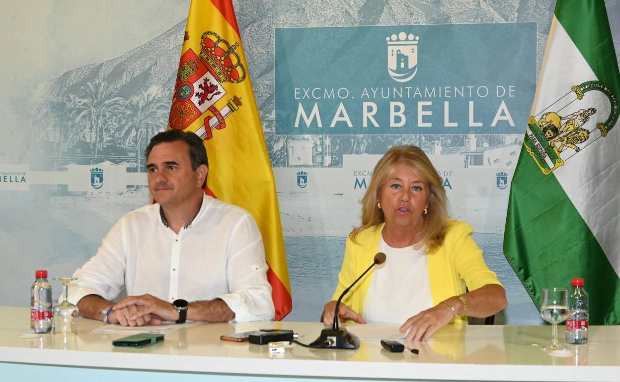 Ángeles Muñoz, alcaldesa, ha presentado las medidas fiscales junto al edil de Hacienda, Félix Romero. 