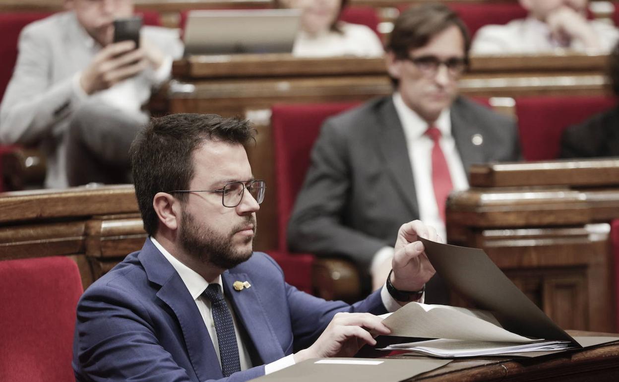 Aragonès e Illa, durante una sesión del Parlament. 