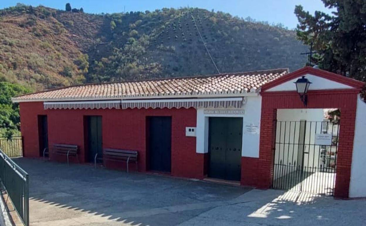 Imagen del exterior del cementerio de Benagalbón. 