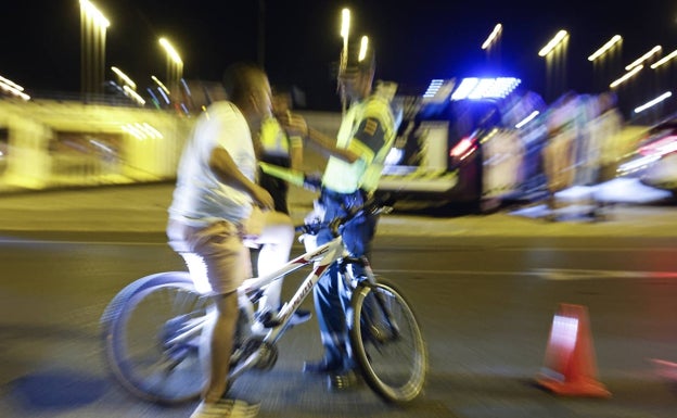 Un ciclista se somete a la prueba. 