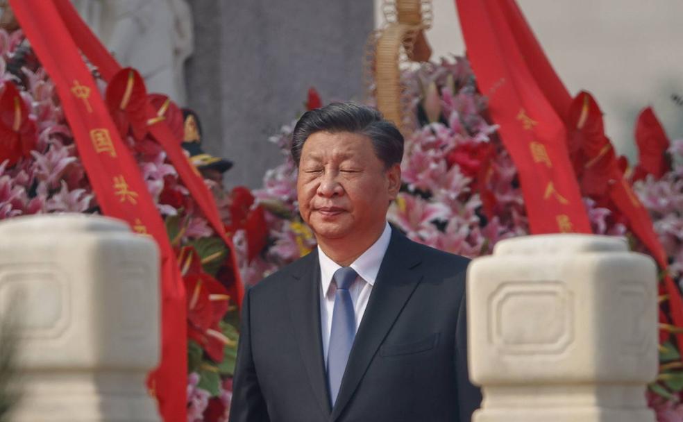 Xi Jingping, durante la ceremonia del día de los mártires en Tiananmen, Beijing. 