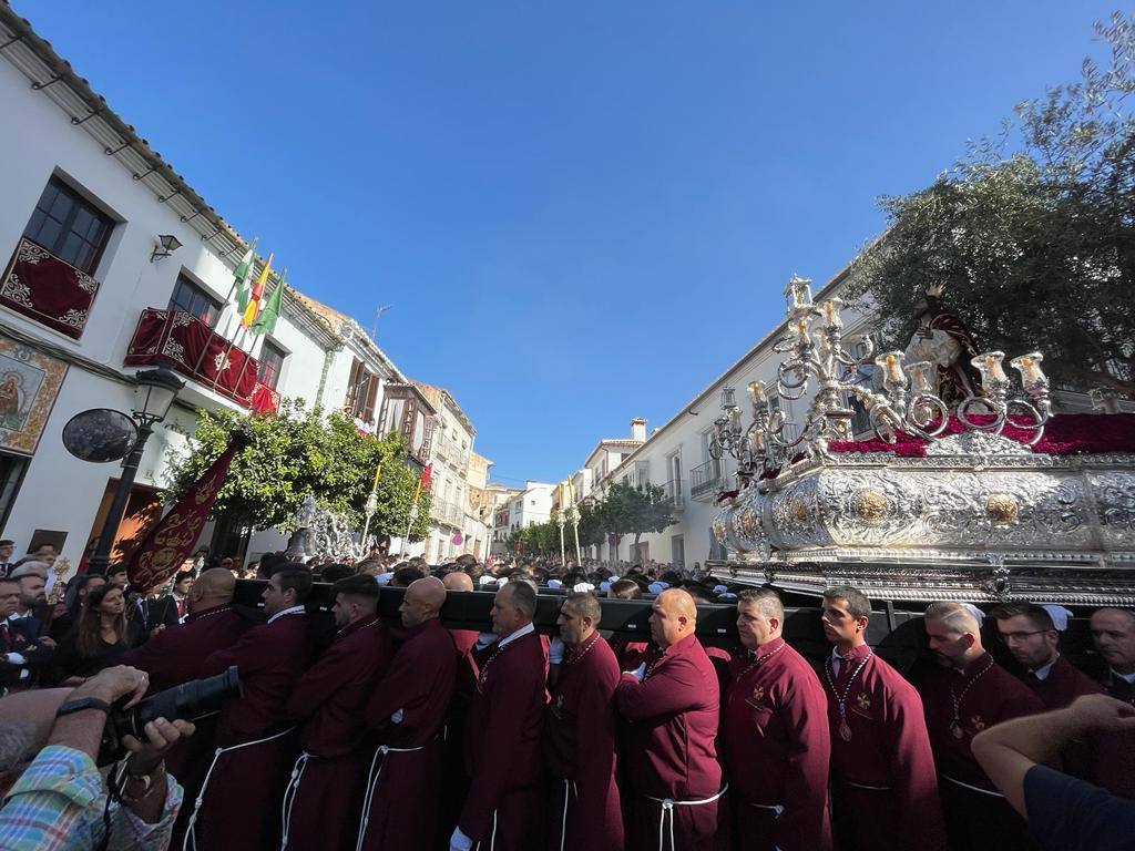 Más de 30.000 personas acudieron a los desfiles procesionales en Vélez-Málaga. 