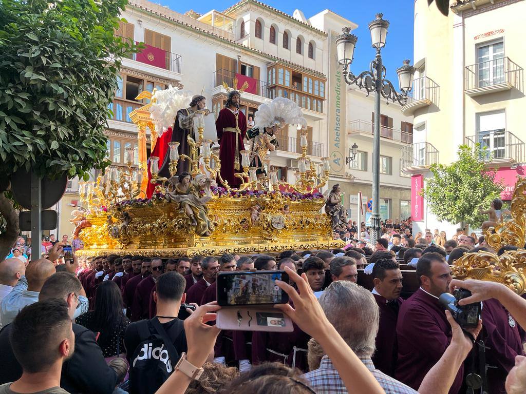 Más de 30.000 personas acudieron a los desfiles procesionales en Vélez-Málaga. 
