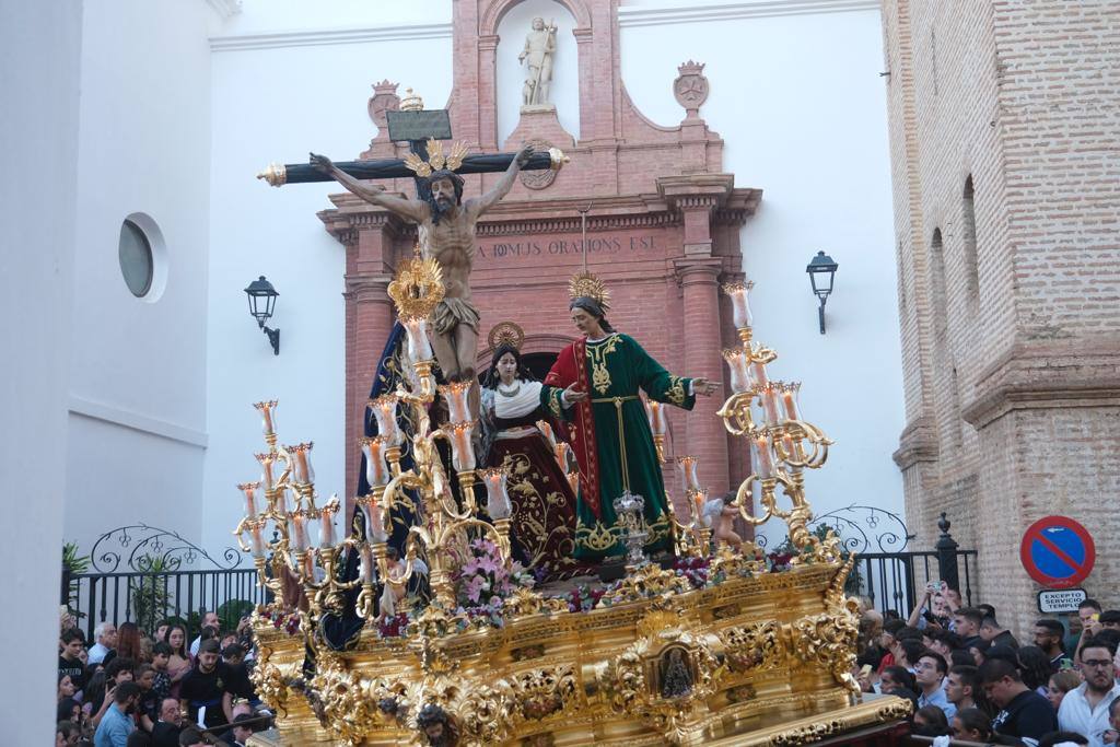 Más de 30.000 personas acudieron este sábado a los desfiles procesionales en Vélez-Málaga. 