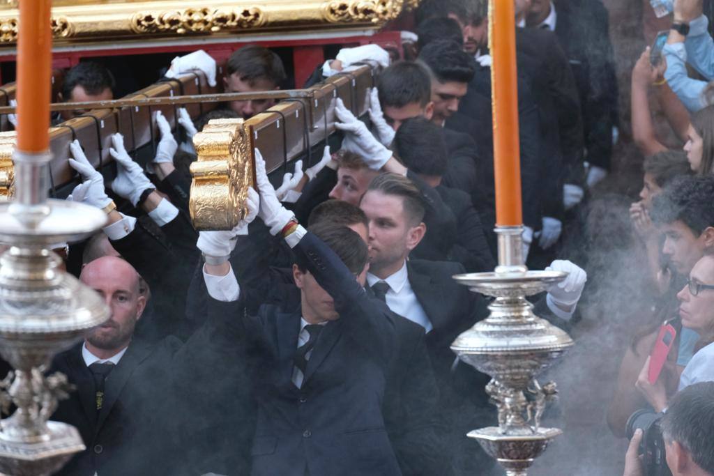 Más de 30.000 personas acudieron este sábado a los desfiles procesionales en Vélez-Málaga. 
