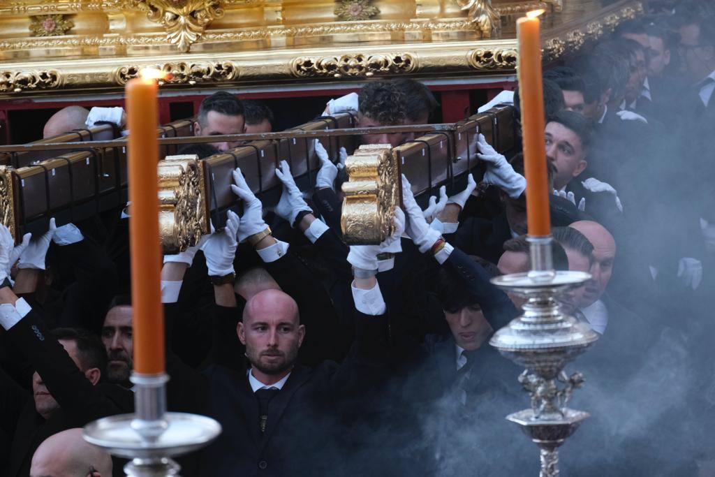 Más de 30.000 personas acudieron este sábado a los desfiles procesionales en Vélez-Málaga. 