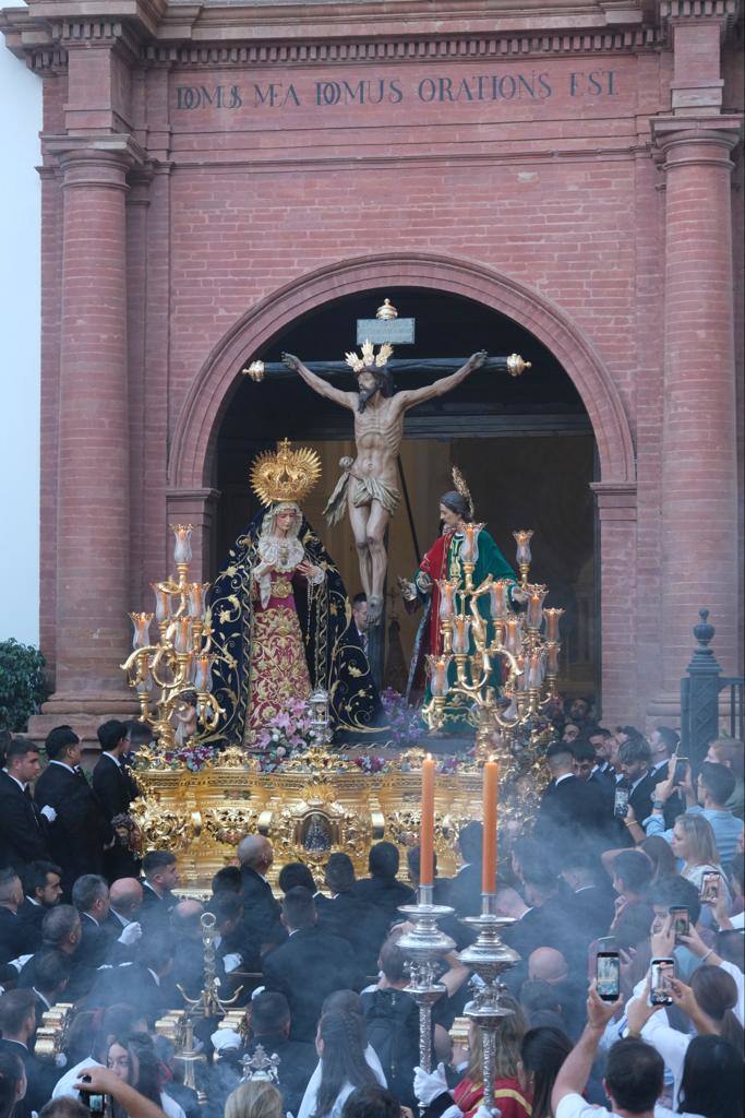 Más de 30.000 personas acudieron este sábado a los desfiles procesionales en Vélez-Málaga. 