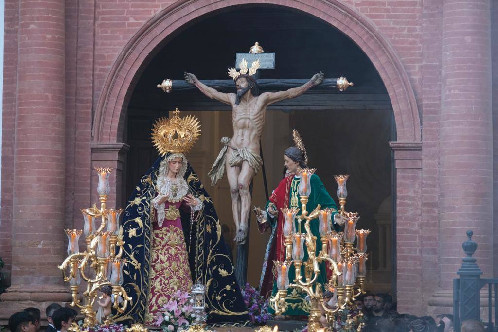 Más de 30.000 personas acudieron este sábado a los desfiles procesionales en Vélez-Málaga. 