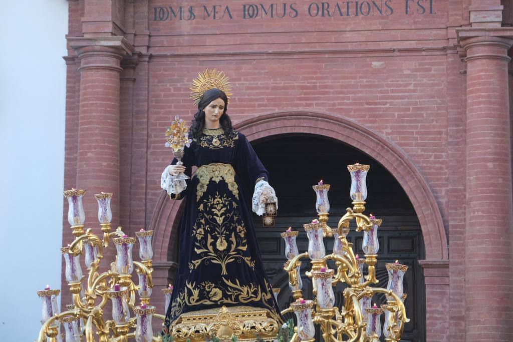 Más de 30.000 personas acudieron este sábado a los desfiles procesionales en Vélez-Málaga. 