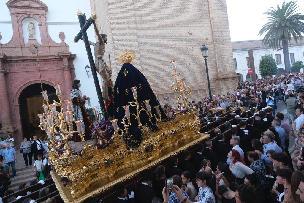 Más de 30.000 personas acudieron este sábado a los desfiles procesionales en Vélez-Málaga. 