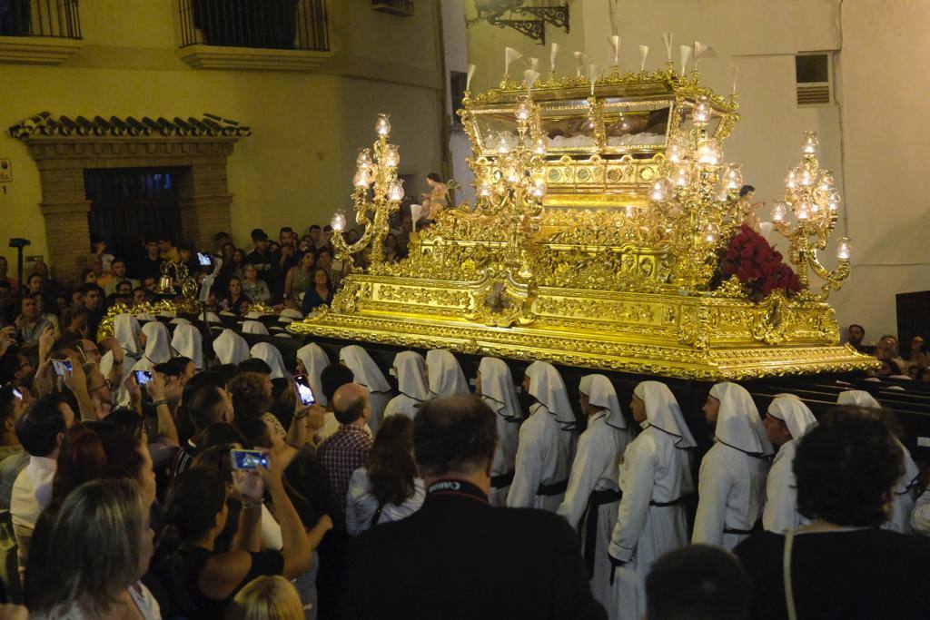 Más de 30.000 personas acudieron este sábado a los desfiles procesionales en Vélez-Málaga. 
