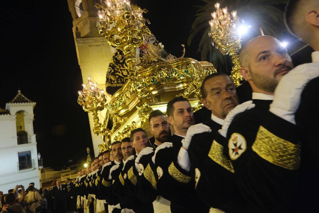 Más de 30.000 personas acudieron este sábado a los desfiles procesionales en Vélez-Málaga. 