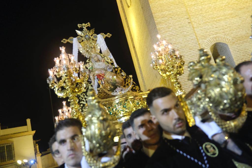 Más de 30.000 personas acudieron este sábado a los desfiles procesionales en Vélez-Málaga. 