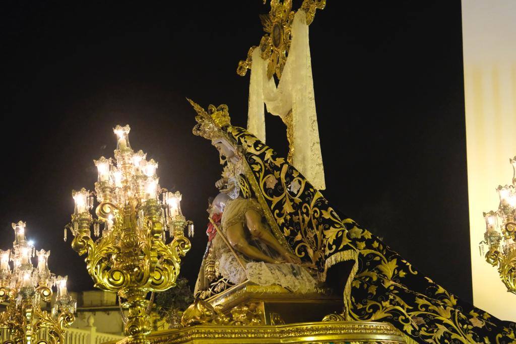 Más de 30.000 personas acudieron este sábado a los desfiles procesionales en Vélez-Málaga. 