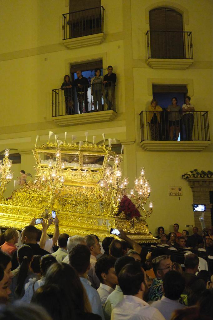 Más de 30.000 personas acudieron este sábado a los desfiles procesionales en Vélez-Málaga. 