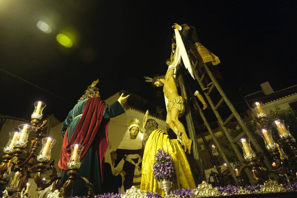 Más de 30.000 personas acudieron este sábado a los desfiles procesionales en Vélez-Málaga. 