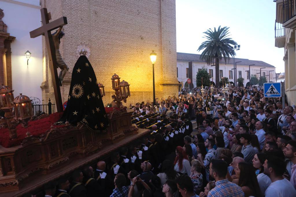Más de 30.000 personas acudieron este sábado a los desfiles procesionales en Vélez-Málaga. 