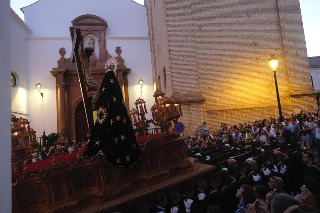 Más de 30.000 personas acudieron este sábado a los desfiles procesionales en Vélez-Málaga. 