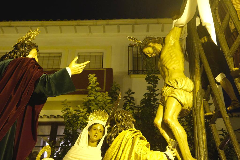 Más de 30.000 personas acudieron este sábado a los desfiles procesionales en Vélez-Málaga. 