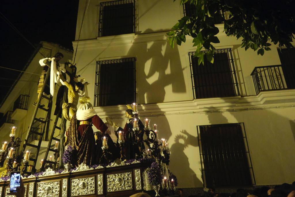 Más de 30.000 personas acudieron este sábado a los desfiles procesionales en Vélez-Málaga. 