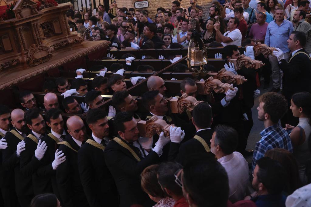 Más de 30.000 personas acudieron este sábado a los desfiles procesionales en Vélez-Málaga. 