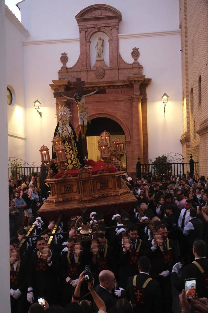 Más de 30.000 personas acudieron este sábado a los desfiles procesionales en Vélez-Málaga. 