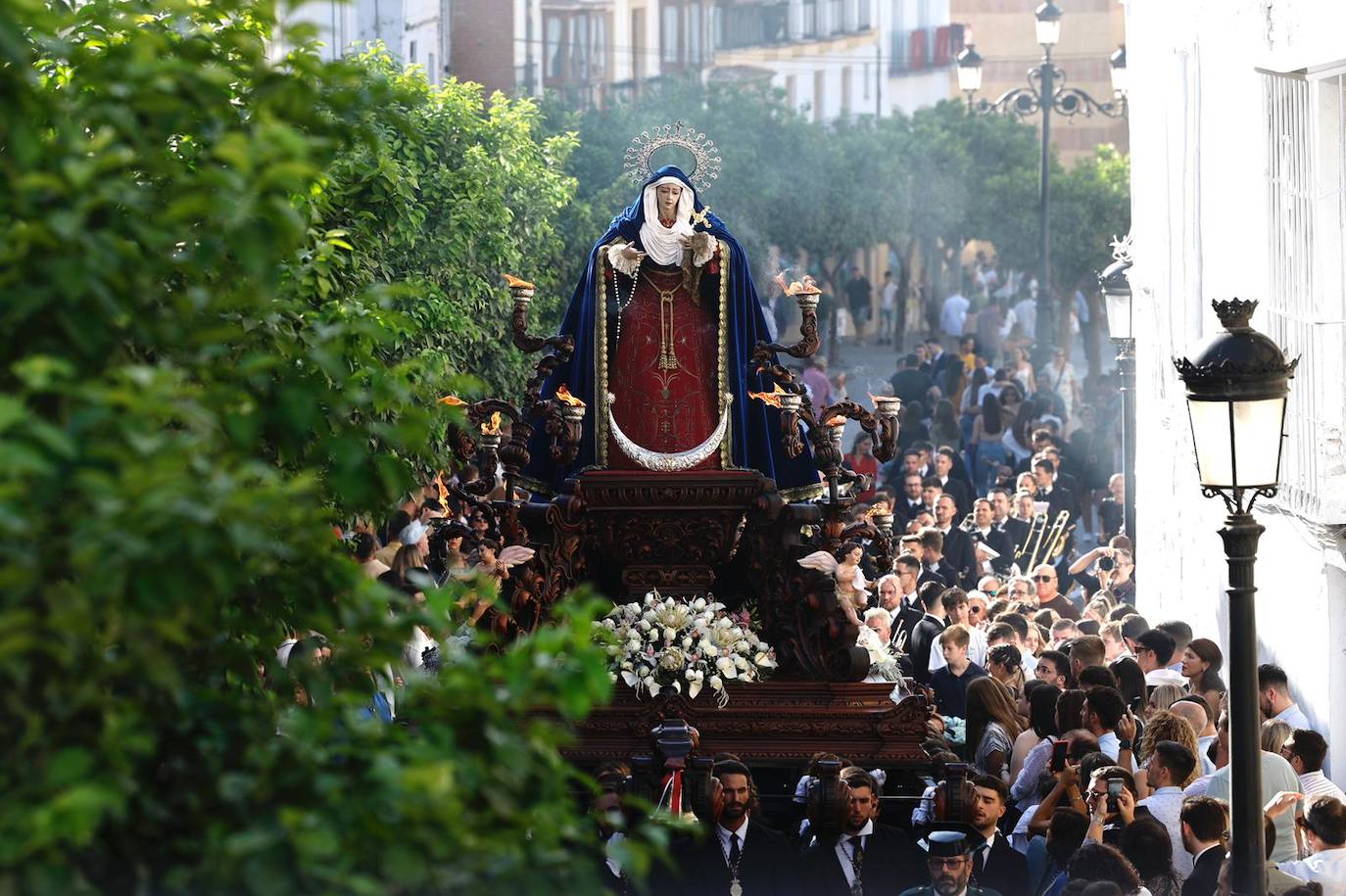 Más de 30.000 personas acudieron a los desfiles procesionales en Vélez-Málaga. 