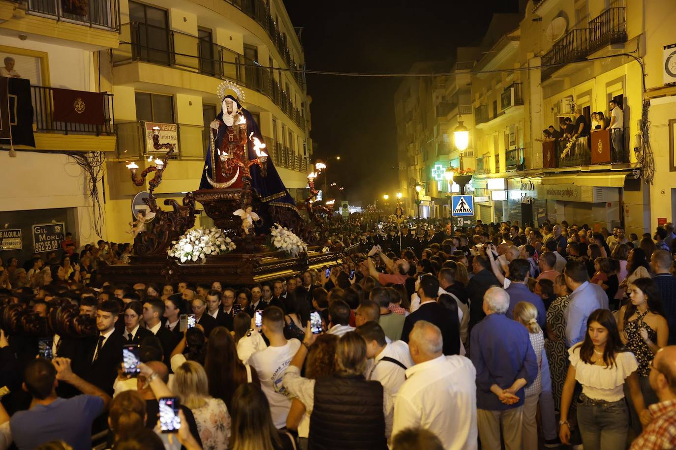 Más de 30.000 personas acudieron este sábado a los desfiles procesionales en Vélez-Málaga. 