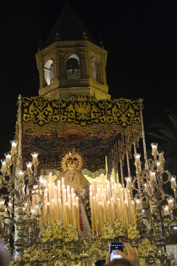 Más de 30.000 personas acudieron este sábado a los desfiles procesionales en Vélez-Málaga. 
