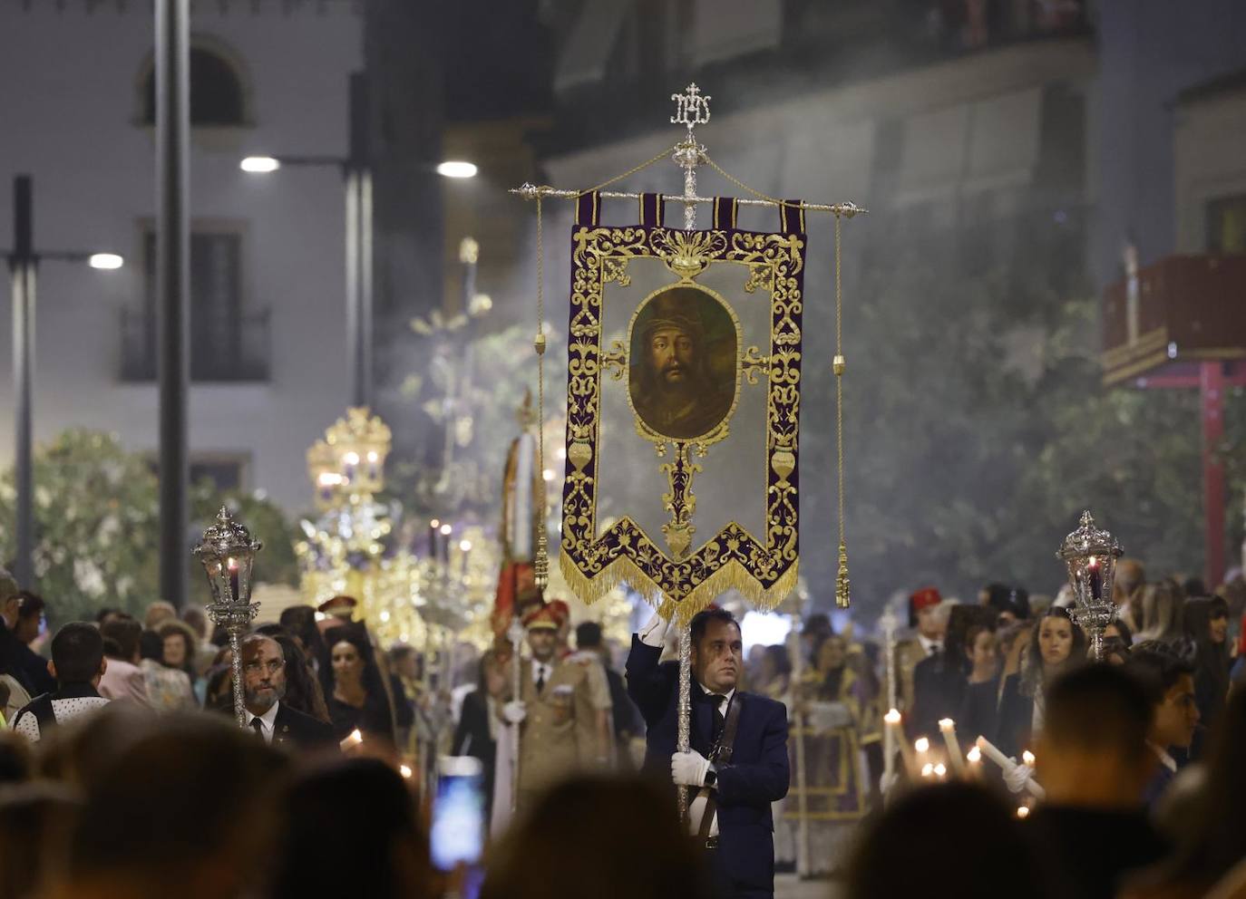 Más de 30.000 personas acudieron este sábado a los desfiles procesionales en Vélez-Málaga. 