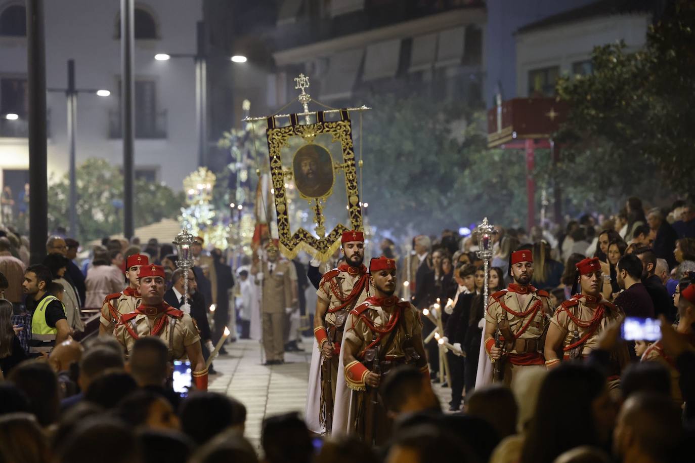 Más de 30.000 personas acudieron este sábado a los desfiles procesionales en Vélez-Málaga. 