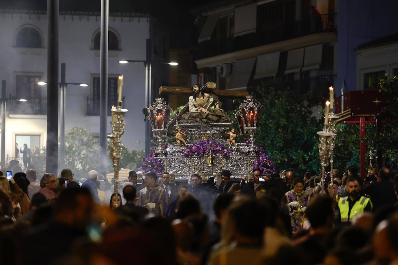 Más de 30.000 personas acudieron este sábado a los desfiles procesionales en Vélez-Málaga. 