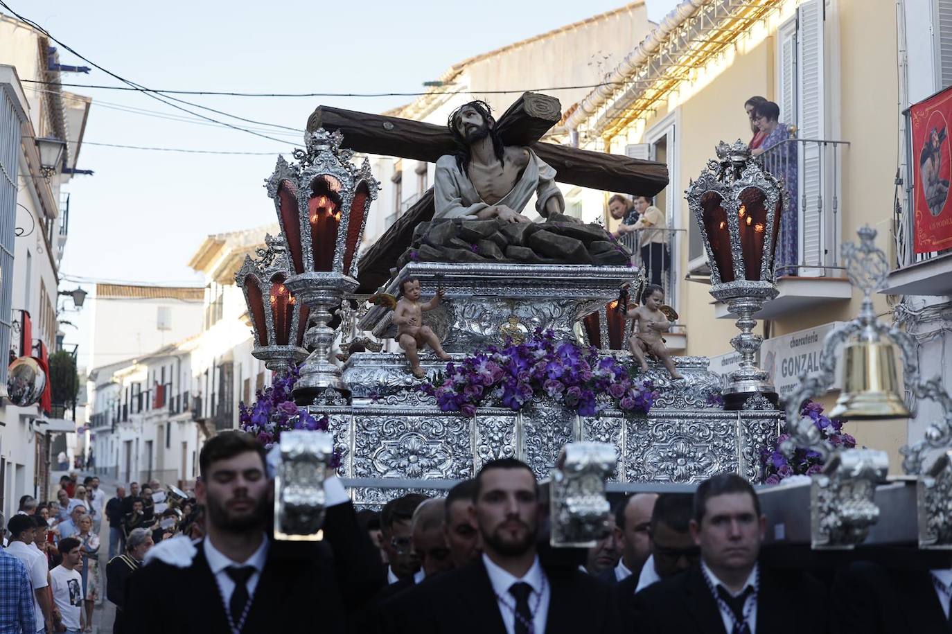 Más de 30.000 personas acudieron a los desfiles procesionales en Vélez-Málaga. 