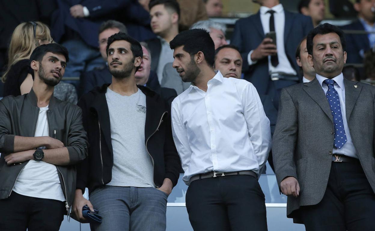 Nayef, Rakan, Nasser y Abdullah Al-Thani, en el palco de La Rosaleda en un partido del Málaga. 