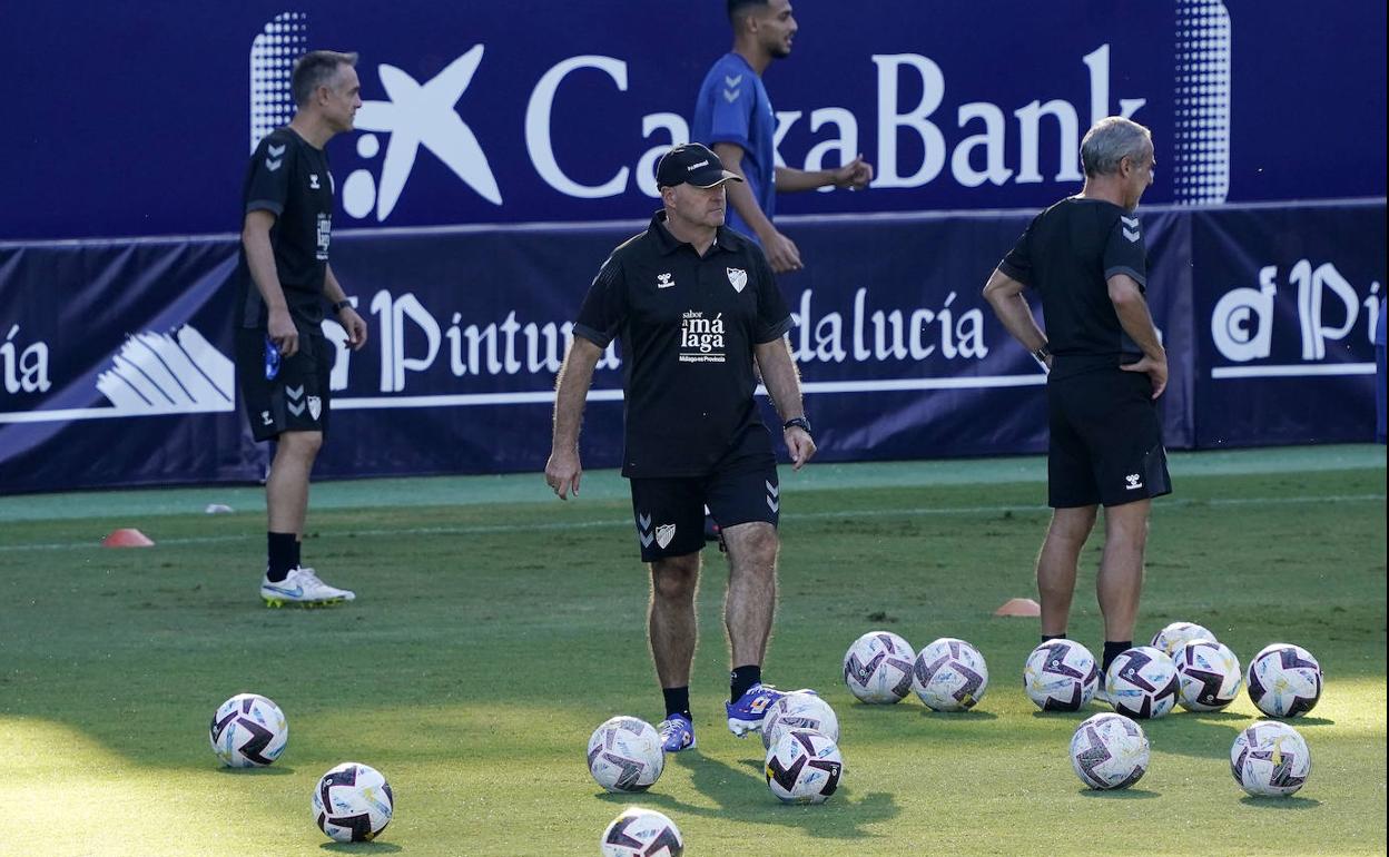 El entrenador del Málaga, Pepe Mel, durante un entrenamiento esta semana en La Rosaleda.