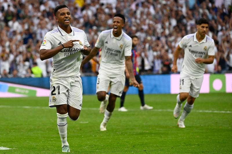 Rodrygo se señala el escudo en la celebración de su gol en el clásico.