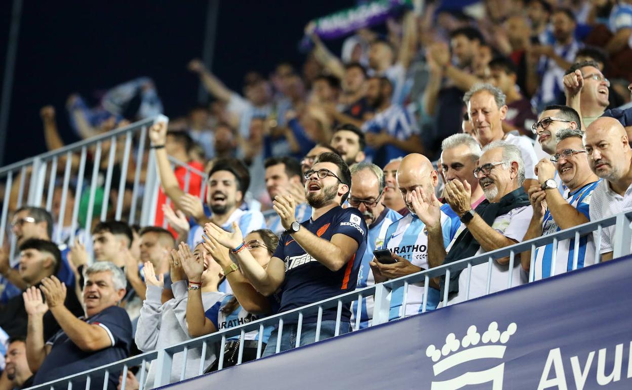 La afición disfrutó ayer de su equipo en La Rosaleda, salvo en los últimos minutos. 