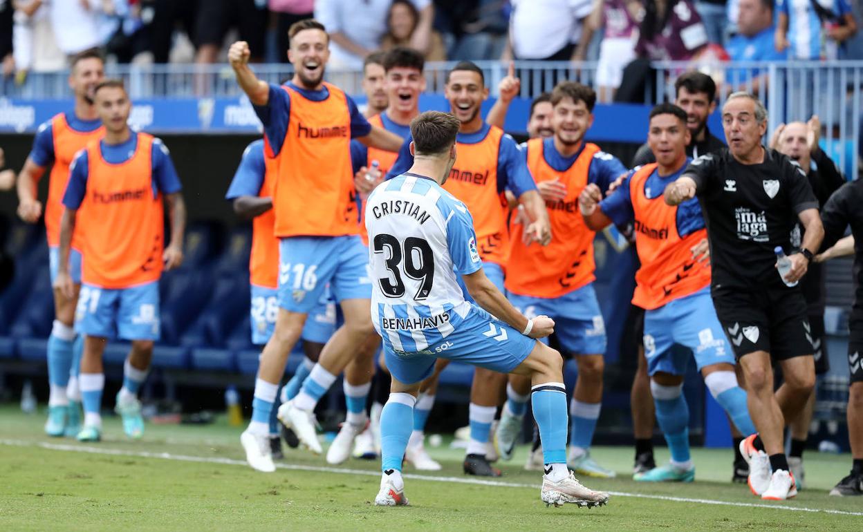 Cristian se acerca al banquillo para celebrar el gol conseguido. 