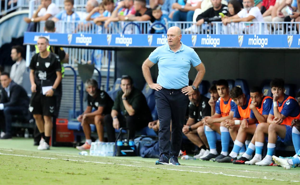 El entrenador del Málaga, Pepe Mel, observa el partido contra el Lugo desde su área técnica en La Rosaleda.