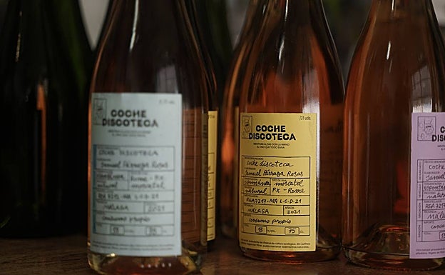 Imagen principal - Arriba, proyecto 'Coche Discoteca', de Tiquismiquis.club; también trabajo de ellos el de la imagen de la derecha 'Málaga Type'. Abajo a la izquierda, Coche Porsche Box in Art, de Factor Ñ. 