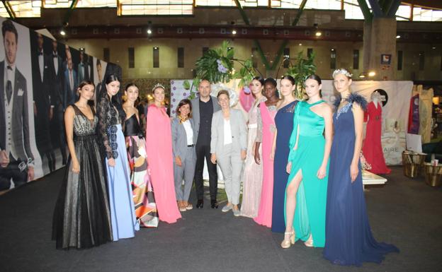 Imagen principal - Modelos de La Gioconda Novias con Inma Villar, Antonio Fernández y Silvia Melero en el centro. Nika Kuznetsova y María Varo. Félix Ramiro y María José González.